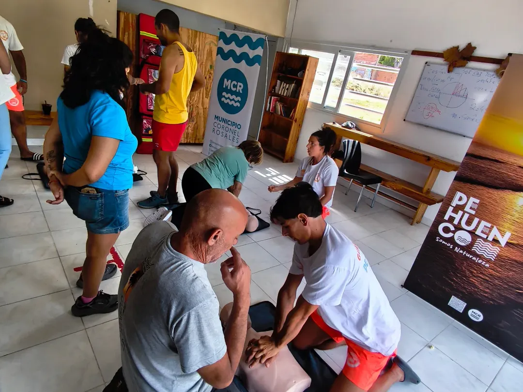 Práctica de RCP junto a guardavidas y personal gastronómico en Pehuen-Co.